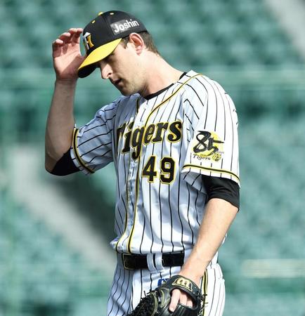 　２回、中田に３ランを浴び、ベンチに戻るガンケル（撮影・北村雅宏）