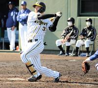 　６回、左越え二塁打を放つ大山