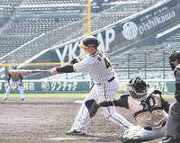 　２回、左前へ安打を放つボーア（撮影・田中太一）