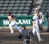 　２回、ガンケルは中田に３ランを許す（撮影・山口登）