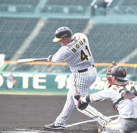 １回阪神、２死二塁、先制タイムリーを放つ阪神・ジャスティン　ボーア＝甲子園（撮影・飯室逸平）