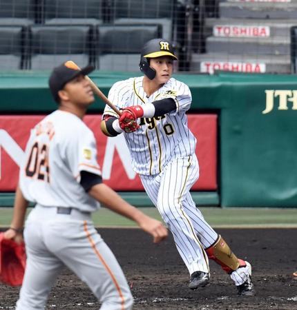 ５回、適時二塁打を放つ木浪（撮影・山口登）