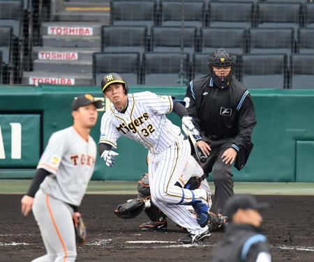 　８回、阪神・井上広大は左中間に同点適時二塁打を放つ