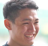 登板予定の試合が雨天中止となり、苦笑する阪神・西純矢＝鳴尾浜球場（撮影・吉澤敬太）