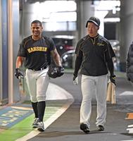 打撃練習を終え引き揚げる阪神・福留孝介と阪神・マルテ＝横浜（撮影・金田祐二）