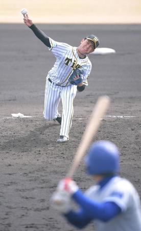 関西国際大打線相手に力投する西純（撮影・高部洋祐）