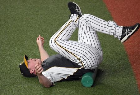 　試合前、入念にストレッチをするボーア（撮影・田中太一）