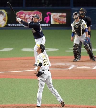 　６回、Ｔ－岡田に逆転３ランを許す藤川（撮影・田中太一）