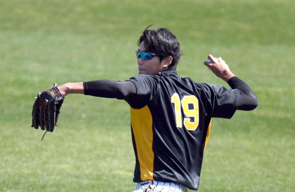 　キャッチボールする藤浪