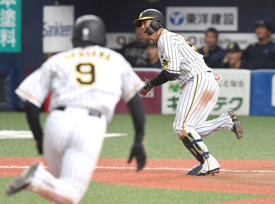 　９回、相手のエラーを誘いサヨナラを決める陽川（撮影・飯室逸平）