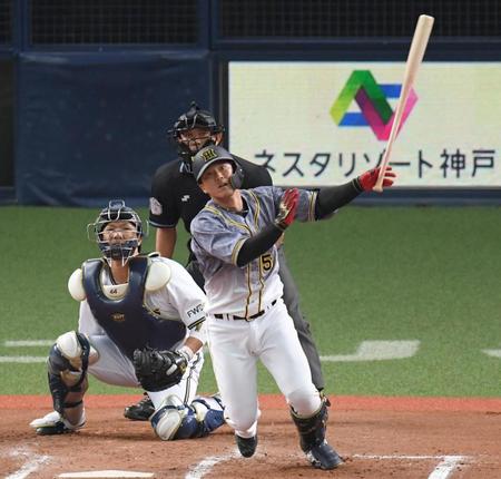 　７回、中越えへ逆転３ランを放つ陽川（撮影・田中太一）