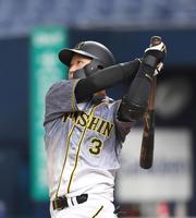 　９回、２ランを放つ大山（撮影・飯室逸平）