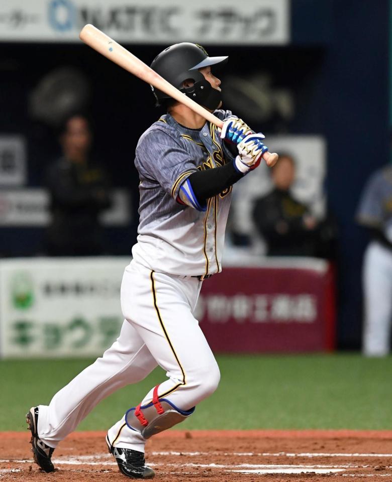 　２回、先制となる適時二塁打を放つ糸原（撮影・北村雅宏）