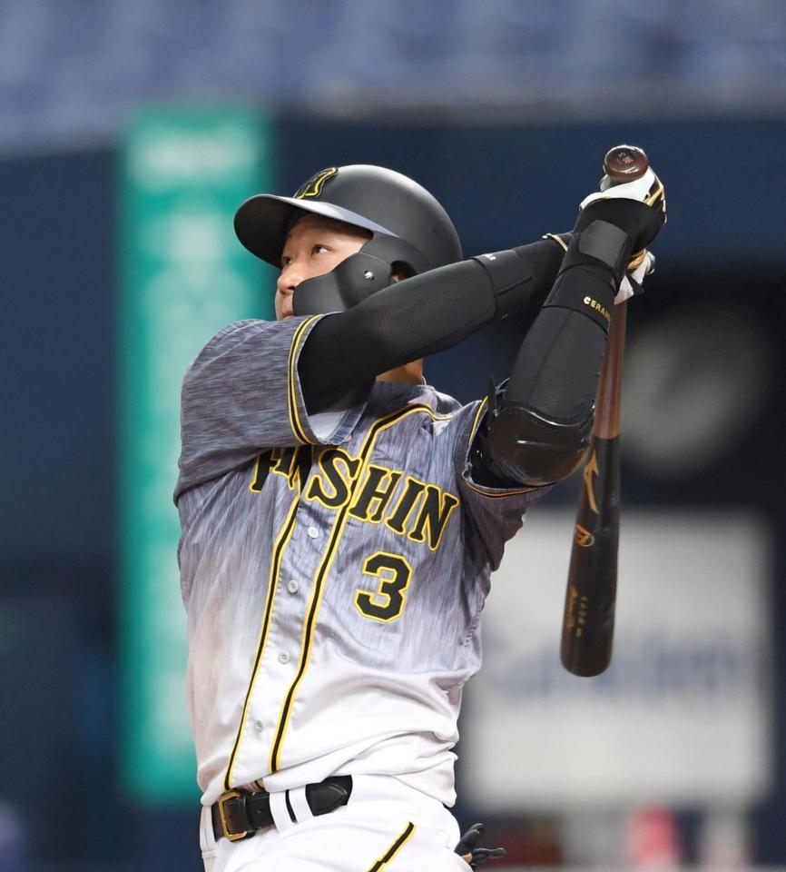 　９回、２ランを放つ大山（撮影・飯室逸平）