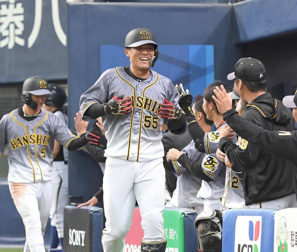 　７回、勝ち越し３ランを放ち笑顔でナインの祝福を受ける陽川（撮影・飯室逸平）