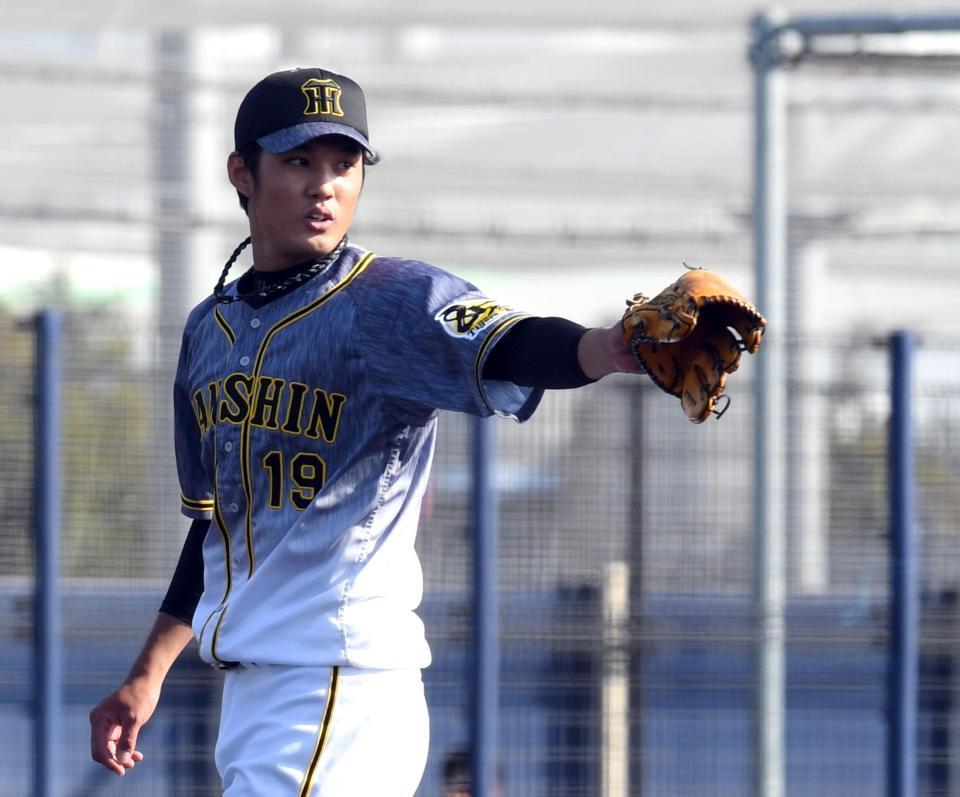 　７回、藤浪は西野の空振り三振を一塁塁審にアピールする（撮影・山口登）