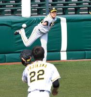 　藤川とキャッチボールする小川