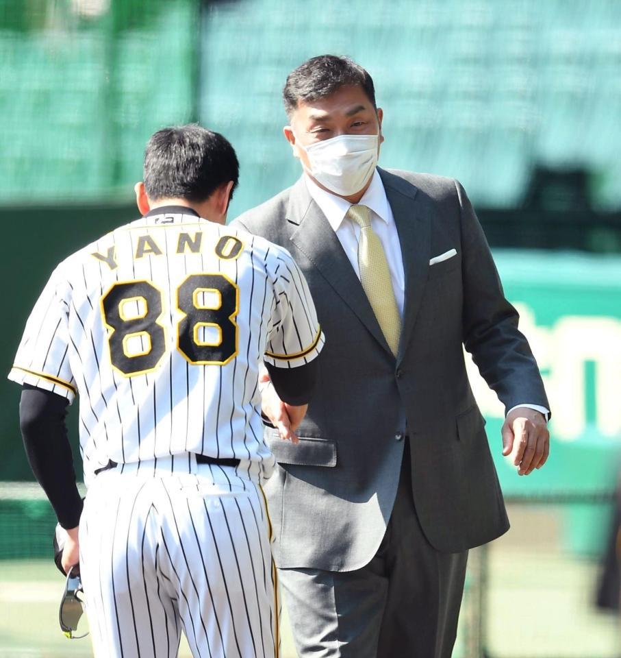 矢野監督（左）と握手を交わす山本昌氏（撮影・北村雅宏）
