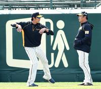 　福原コーチ（右）と投球動作の確認する藤浪（撮影・北村雅宏）