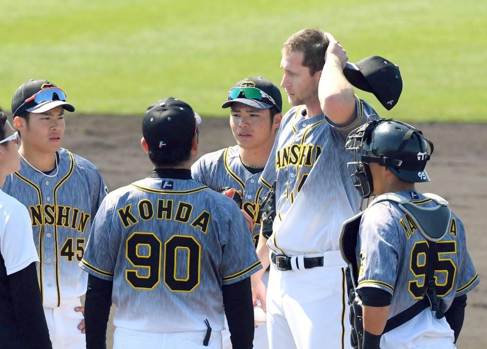 　先発したガンケル（右から２人目）は、オリックス打線に捕まり初回に５失点する＝オセアンＢＳ（撮影・山口登）