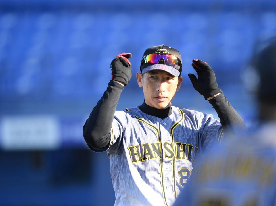 　８回、選手交代を告げベンチへ下がる矢野監督