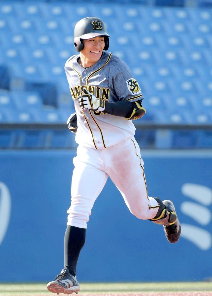　７回、左越えに満塁弾を放ち笑顔で生還する植田