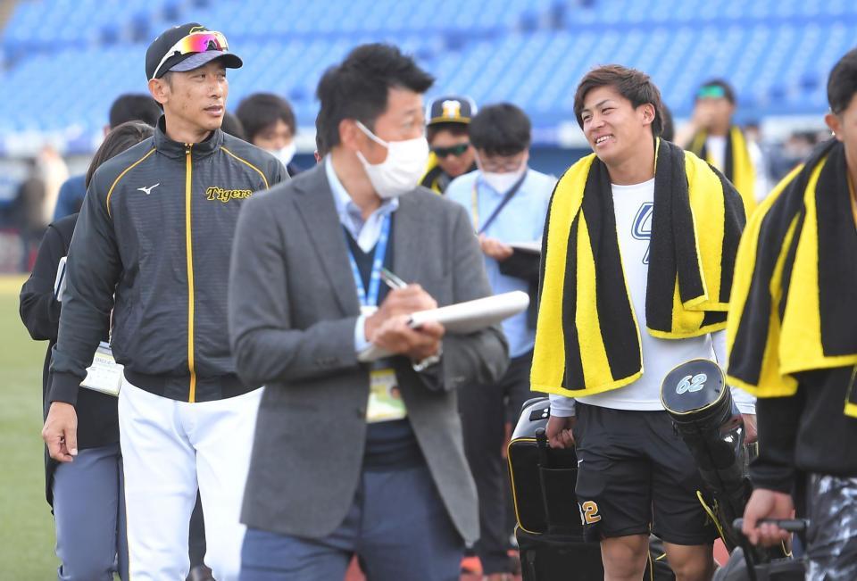 　引き揚げる際、報道陣に交ざり植田（右）を“取材”する矢野監督