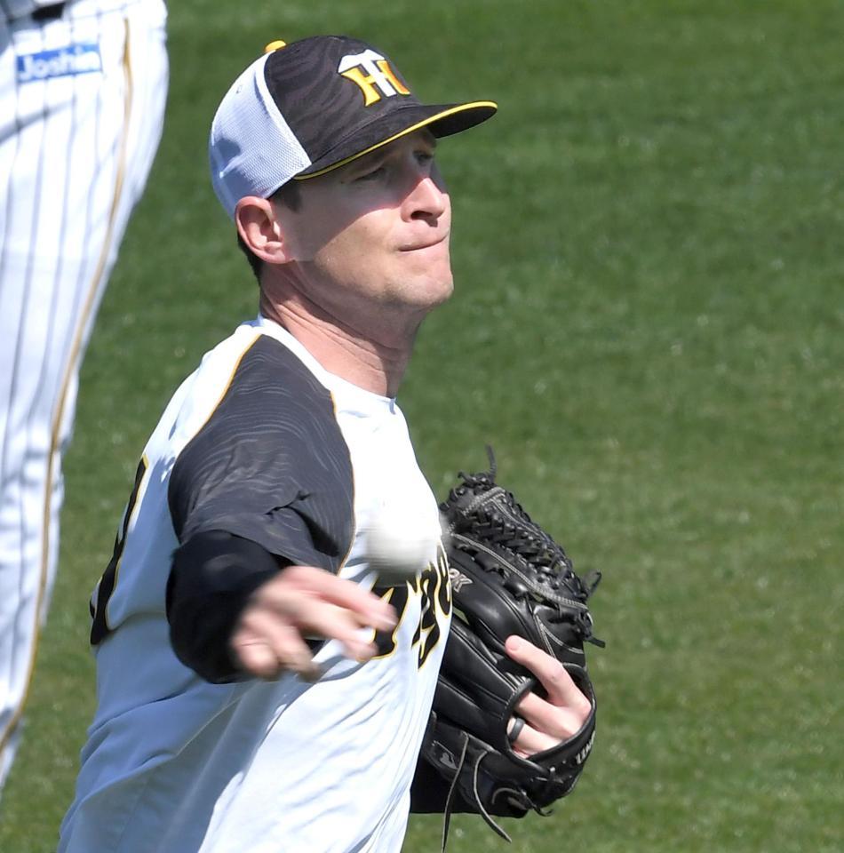 　登板へ向けキャッチボールで調整するガンケル（撮影・飯室逸平）