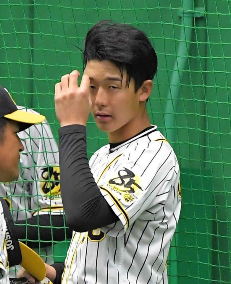 　室内で練習する阪神・小幡竜平＝３月１４日、甲子園