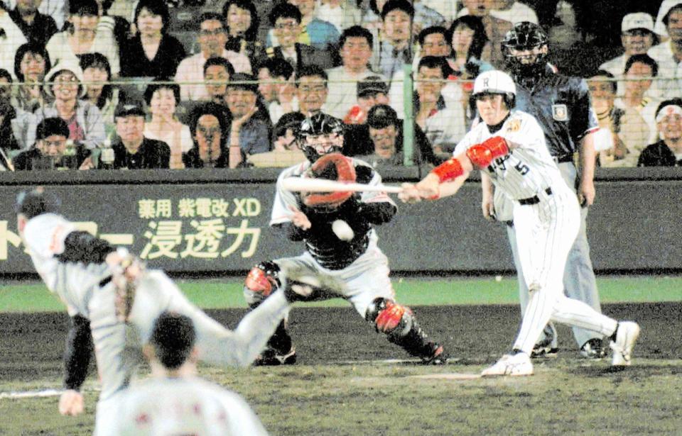 新庄は槙原の敬遠球に食らいつき、サヨナラに＝１９９９年６月１２日、甲子園