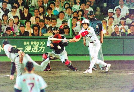 　阪神対巨人１２回戦の延長十二回、槙原（左）の敬遠球を打ち、サヨナラ勝利を決めた新庄＝１９９９年６月１２日、甲子園