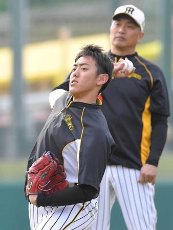 　山本昌臨時コーチ（右）の指導を受け、パワーチェンジを投げる小川＝２月３日