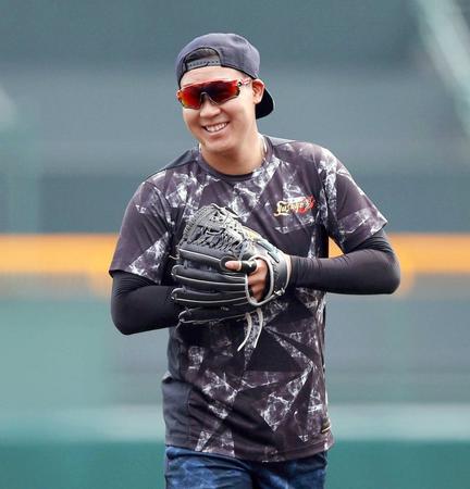 　練習の合間に笑顔を見せる大山（阪神タイガース提供）