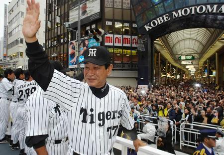 　優勝パレードで、集まったファンの声援にこたえる星野監督＝２００３年