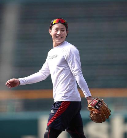 　甲子園での練習に笑顔で汗を流す木浪（阪神タイガース提供）