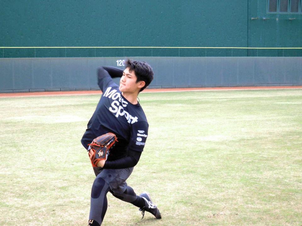 　球場での練習を再開した西純＝鳴尾浜（阪神タイガース提供）