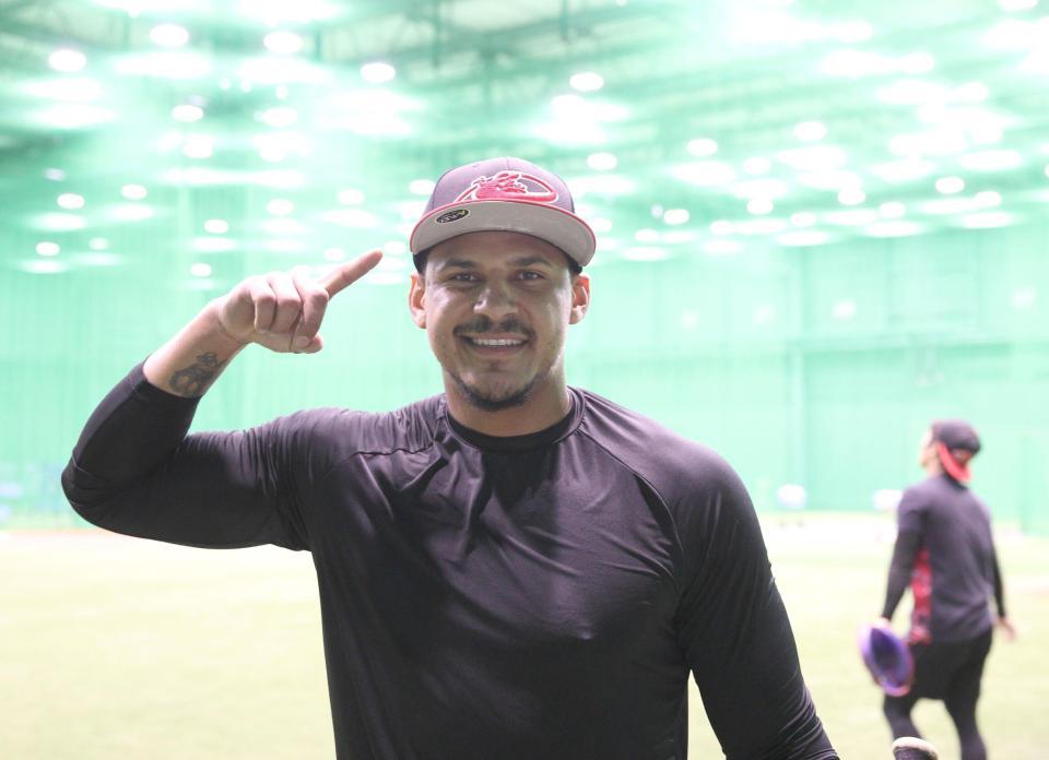 若手野手にプレゼントした「ＬｉｚａｒｄＳｋｉｎｓ」のキャップをかぶり、笑顔の阪神・マルテ＝甲子園（阪神タイガース提供）