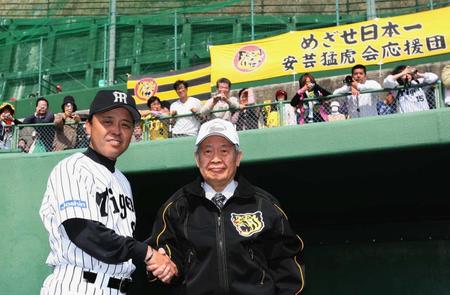 　激励に訪れた手塚オーナーは岡田監督と握手を交わす＝０６年２月２３日、安芸市営球場