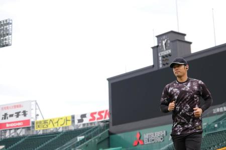 　グラウンドで走り込む阪神・原口文仁＝甲子園（阪神タイガース提供）