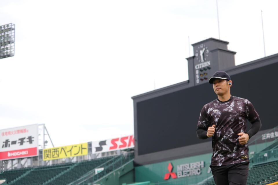 　グラウンドで走り込む阪神・原口文仁＝甲子園（阪神タイガース提供）