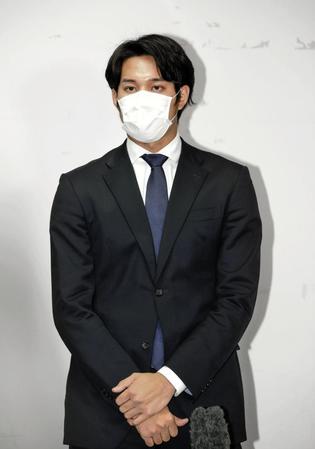 　球団事務所で記者会見する藤浪（代表撮影）