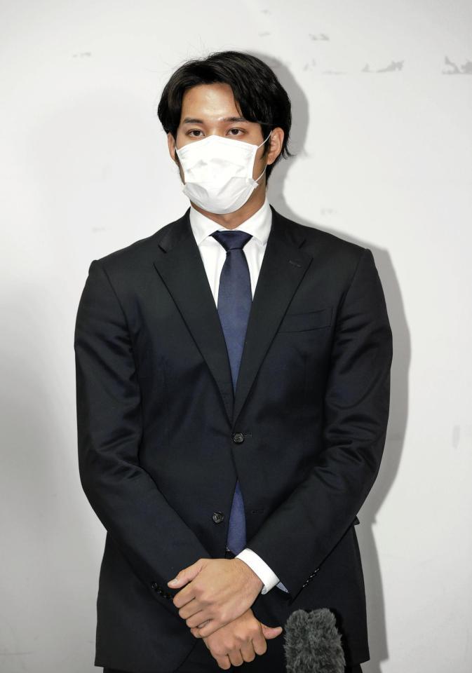 　球団事務所で記者会見する藤浪（代表撮影）