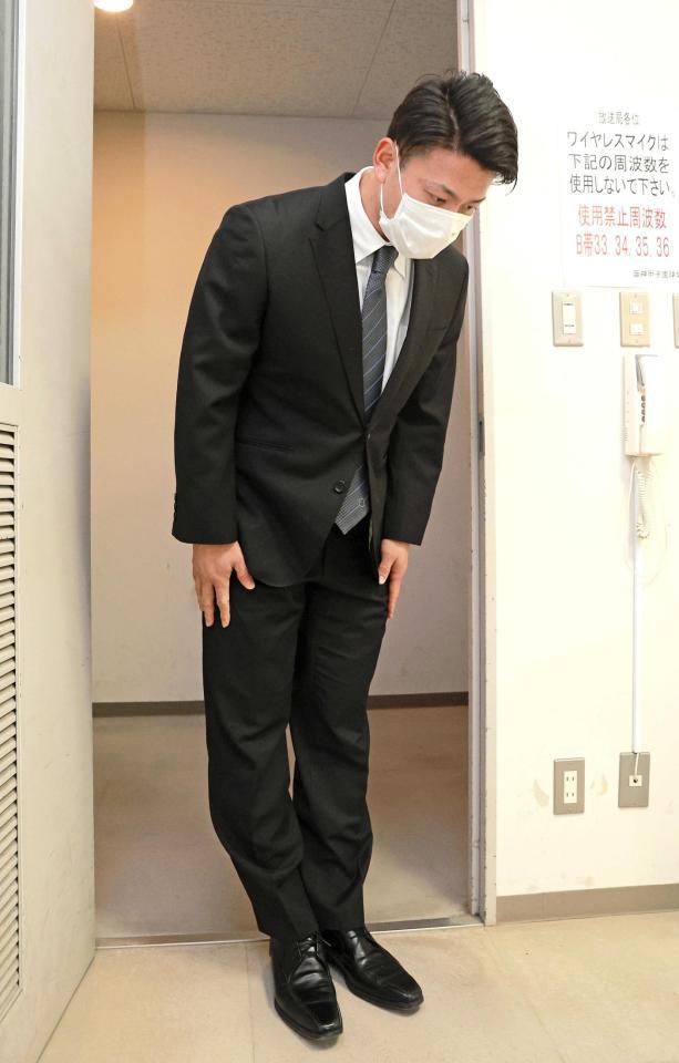 　記者会見に臨む伊藤隼（代表撮影）