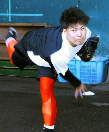 　ブルペンで力投する馬場（阪神タイガース提供）