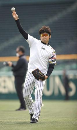 　キャッチボールをする中田（阪神タイガース提供）