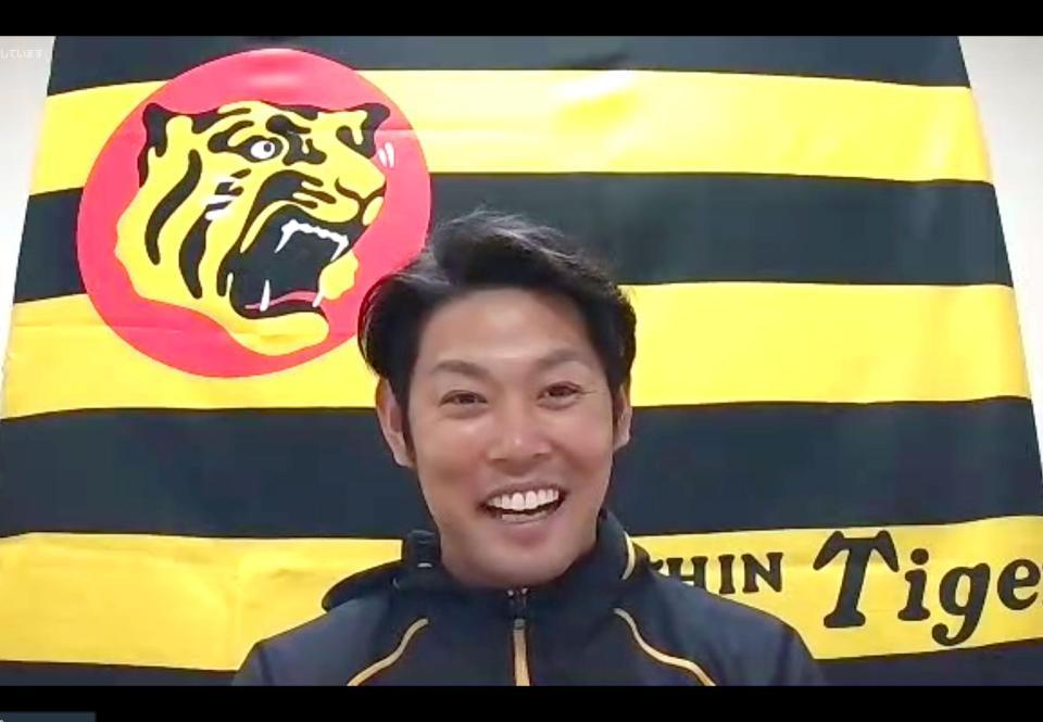 練習後、にこやかにオンライン取材に応じる阪神・原口文仁