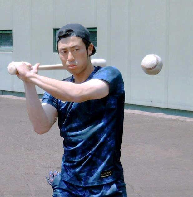 　打撃練習をする江越（阪神タイガース提供）