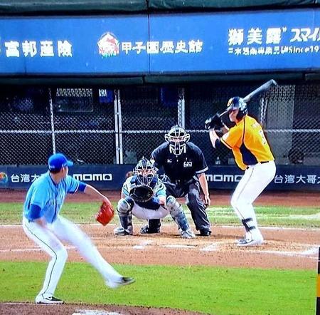 　リーグ戦を開催中の台湾ＣＰＢＬ・富邦ガーディアンズが、甲子園で野球が開催されることを願うメッセージとして、本拠地の本塁後方に「甲子園歴史館」のロゴが貼られた（阪神甲子園球場提供）