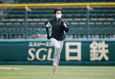 　マスクをして走り込む岩貞（阪神タイガース提供）