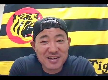 練習後、オンライン取材に応じる阪神・福留孝介